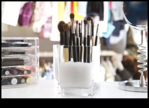 Suporturi pentru pensule de bricolaj: Transformați obiectele de zi cu zi în depozitare șic pentru machiaj